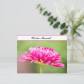 We hebben roze chysanthemum verplaatst aankondigingskaart (Staand voorkant)