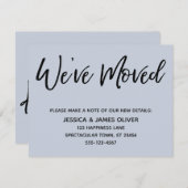 "We hebben verplaatst" Modern Handschrift Stoffige Kaart (Voorkant / Achterkant)