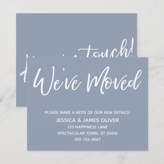 "We hebben verplaatst" Modern Handschrift Stoffige Kaart (Voorkant / Achterkant)