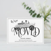 We hebben Vintage Car White - adres verplaatst Aankondiging (Staand voorkant)