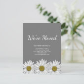 We hebben Whimsical Daises New Home Grey verplaats Aankondigingskaart (Staand voorkant)