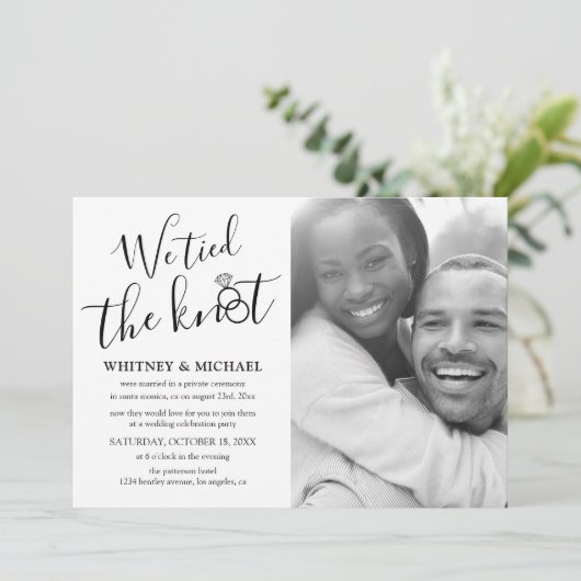 We hielden de aankondiging van de Knot Eloped vast (Staand voorkant)