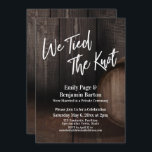 We hielden de 'Knot Wine Barrel Weddenschap'-recep Kaart<br><div class="desc">De achtergrond van deze kaart is bedekt met een afbeelding dat de rand van een houten vat tegen een donkerroestbruine wand omvat. Ideaal voor je whisky, brouwerij, wijnmakerij of andere ritsfeest. Gebruikend een modern handschrijvend manuscriptdoopvont, creeerde ik een eenvoudig typografie grafisch afbeelding dat "wij verbonden de knoop" leest. Je persoonlijke...</div>