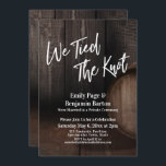 We hielden de 'Knot Wine Barrel Weddenschap'-recep Kaart<br><div class="desc">De achtergrond van deze kaart is bedekt met een afbeelding dat de rand van een houten vat tegen een donkerroestbruine wand omvat. Ideaal voor je whisky, brouwerij, wijnmakerij of andere ritsfeest. Gebruikend een modern handschrijvend manuscriptdoopvont, creeerde ik een eenvoudig typografie grafisch afbeelding dat "wij verbonden de knoop" leest. Je persoonlijke...</div>