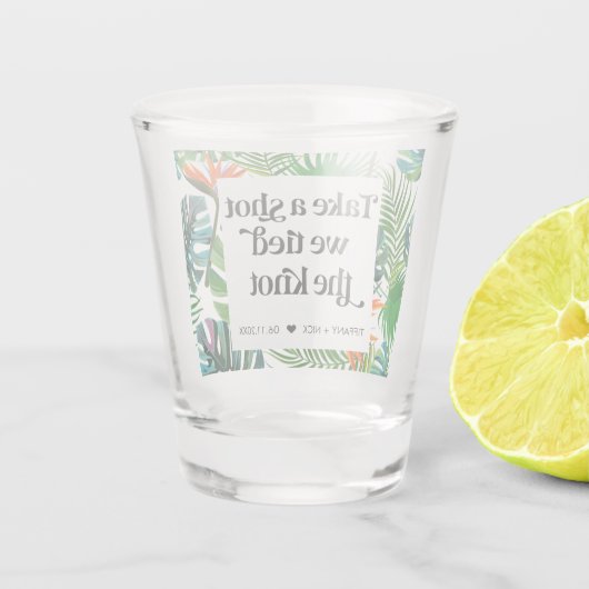 We hielden de tropische strandbruiloft van de Knot Shot Glas (Achterkant)