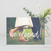 We hielden moderne kalligrafie bruiloft fotokaart aankondiging (Staand voorkant)