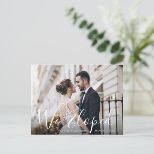 WE HIELPEN | leuke script bruiloft aankondiging Briefkaart (Staand voorkant)