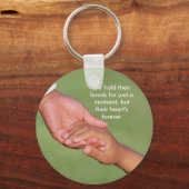 We houden hun handen even vast, ... sleutelhanger (Voorkant)