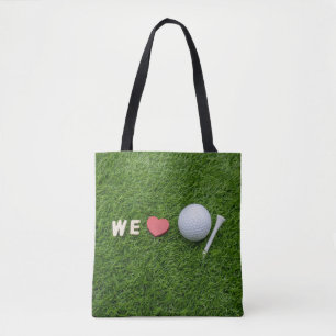 We houden van golf met golfbal en t-shirt op groen tote bag
