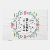 We houden van hem omdat hij ons het eerst liefhad theedoek (Horizontaal)