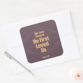We houden van hem omdat hij ons het eerst liefhad vierkante sticker (Envelop)