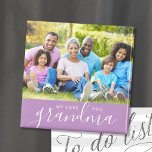 We houden van je Grandma Custom Photo Magneet<br><div class="desc">Betaalbare aangepaste afgedrukte magneten die zijn gepersonaliseerd met uw foto's en tekst. Voeg een speciale foto toe met je moeder of grootmoeder voor Moederdag. De tekst luidt "Wij houden van u oma" of past deze aan met uw eigen bericht. Gebruik de ontwerphulpmiddelen om meer foto's toe te voegen, de achtergrondkleur...</div>