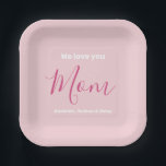 We houden van je mam roze minimalist papieren bordje<br><div class="desc">We houden van je mam roze minimalistisch design. Lieve, vrouwelijke, eenvoudige, moderne en elegante typografie. De tekst is "We houden van je", "Mam" en "Je namen". Al de tekst kan gemakkelijk worden veranderd in je eigen mooie boodschappen. Bestel deze papieren borden vandaag om je liefde en bedankt uit te drukken...</div>