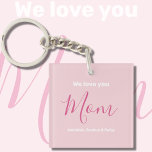We houden van je mam roze minimalist sleutelhanger<br><div class="desc">We houden van je mam roze minimalistisch design. Lieve, vrouwelijke, eenvoudige, moderne en elegante typografie. De tekst is "We houden van je", "Mam" en "Je namen". Al de tekst kan gemakkelijk worden veranderd in je eigen mooie boodschappen. Beveel deze schattige sleutelhanger vandaag om je liefde en bedankt uit te drukken...</div>