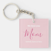 We houden van je mam roze minimalist sleutelhanger (voorkant)