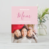 We houden van je mam roze minimalistische foto kaart (Staand voorkant)
