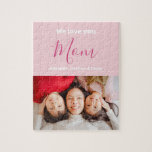 We houden van je mam roze minimalistische foto legpuzzel<br><div class="desc">We houden van je mam roze minimalistische foto ontwerp. Zoete, vrouwelijke, eenvoudige, moderne en elegante typografie. Tekst is "We houden van je", "Mam", en "Jouw Namen". Alle tekst kan eenvoudig worden gewijzigd in uw eigen mooie berichten. Voeg je eigen favoriete foto toe om het memorabeler te maken. Bestel deze stijlvolle...</div>