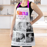 We houden van je Nana Colorful Rainbow 6 Foto Coll Schort<br><div class="desc">"We houden van je Nana en je kookkunst." Ze houdt elke minuut van haar kleinkinderen. Voeg extra glans toe aan haar culinaire avonturen wanneer ze dit elegante, verfijnde, eenvoudige en moderne schort draagt. Een speelse, witte, stijlvolle visuele weergave van kleurrijke regenboogkleurige gewaagde typografie en zwarte handgeschreven typografie bedekken een zacht,...</div>