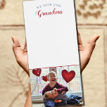 We houden van je oma en voegen een foto toe magnetisch notitieblok<br><div class="desc">Een magnetisch notitieblok voor lijstliefhebbers! Voeg de foto van uw kind aan dit douanepad toe en geef uw lijst van de kruidenierslijst een verbetering! Maakt een geweldig cadeau voor familie en vrienden,  vooral oma's!</div>