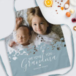 We houden van je oma-foto Blue Schort<br><div class="desc">Hun is geen betere kok dan oma! Op zoek naar een speciaal cadeau voor je grootmoeder,  dan is dit gepersonaliseerde blauwe pron perfect met een kostbare familiefoto van de kinderen,  een modern hartontwerp,  het gezegde "we houden van je oma" en de namen van de kleinkinderen.</div>