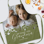 We houden van je oma Foto Green Schort<br><div class="desc">Hun is geen betere kok dan oma! Op zoek naar een speciaal cadeau voor je grootmoeder,  dan is dit gepersonaliseerde platform perfect met een kostbare familiefoto van de kinderen,  een modern groen hartontwerp,  het gezegde "we houden van je oma" en de namen van de kleinkinderen.</div>