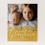 We houden van je oma foto legpuzzel<br><div class="desc">Gepersonaliseerde grootmoeder afbeelding puzzel met een kostbare familiefoto,  een mosterd geel grensontwerp,  het gezegde "we houden van je oma" en de namen van de kleinkinderen.</div>