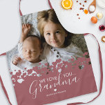 We houden van je oma foto schort<br><div class="desc">Hun is geen betere kok dan oma! Op zoek naar een speciaal cadeau voor je grootmoeder,  dan is dit gepersonaliseerde platform perfect met een kostbare familiefoto van de kinderen,  een modern schattig ontwerp van de hartgrens,  het gezegde "we houden van je oma" en de namen van de kleinkinderen.</div>