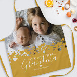 We houden van je oma Foto Yellow Schort<br><div class="desc">Hun is geen betere kok dan oma! Op zoek naar een speciaal cadeau voor je grootmoeder,  dan is dit gepersonaliseerde mosterdgele pron perfect met een kostbare familiefoto van de kinderen,  een trendy hartontwerp,  het gezegde "we houden van je oma" en de namen van de kleinkinderen.</div>