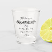 We houden van je Oma Modern aangepaste familienaam Shot Glas (Voorkant)