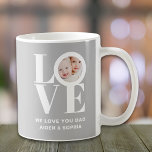 We houden van je papa aangepaste foto Vaderdag Koffiemok<br><div class="desc">Deze We Love You Dad Photo Mok is versierd met het woord LOVE in witte typografie op een grijze achtergrond. Gemakkelijk aan te passen met uw foto en naam. Maakt een geweldig Vaderdag cadeau.</div>