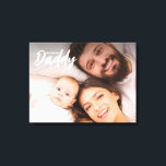 We houden van je papa Custom Photo First vaderdag Canvas Afdruk<br><div class="desc">Maak een glimlach op zijn gezicht wanneer hij deze canvasafdruk ziet. Viel de geweldige vader dat hij op zijn eerste vaderdag staat met deze speciale aanpasbare wandafdruk. Met de woorden "We houden van je papa" in een modern typografische stijl, een serif en een handschrift. Hij zal dit cadeau koesteren en...</div>