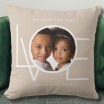 We houden van je vader aangepaste foto kussen<br><div class="desc">Deze We Love You Dad Photo Pillow is versierd met het woord LOVE in witte typografie op een beige achtergrond. Gemakkelijk aan te passen met uw foto en naam. Perfect als een Vaderdag cadeau.</div>