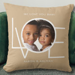 We houden van je vader aangepaste foto tan kussen<br><div class="desc">Deze We Love You Dad Photo Pillow is versierd met het woord LOVE in witte typografie op een geelbruine achtergrond. Gemakkelijk aan te passen met uw foto en naam. Perfect als een Vaderdag cadeau.</div>