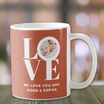 We houden van je vader gepersonaliseerde foto Vade Koffiemok<br><div class="desc">Deze We Love You Dad Photo Mok is versierd met het woord LOVE in witte typografie op een roestachtergrond. Gemakkelijk aan te passen met uw foto en naam. Maakt een geweldig Vaderdag cadeau.</div>