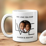 We houden van je vader op de dag van de vaders koffiemok<br><div class="desc">Deze We houden van je vader Foto Mok is versierd met het woord LOVE in zwarte typografie op een witte achtergrond. Gemakkelijk aanpasbaar met uw foto en naam. Maakt een geweldig Vaderdag cadeau.</div>