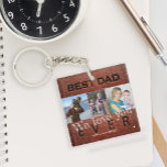 We houden van je vader, persoonlijke foto's sleutelhanger<br><div class="desc">bruin lederen look "BEST DAD EVER" vet typografie reliëf ogende Vaderdag sleutelhanger gepersonaliseerd met uw 3 foto's,  jouw tekst en handtekening.</div>