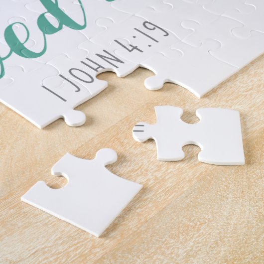 We houden van omdat Bijbelse Verse Christelijke Ve Legpuzzel (Zijkant)