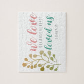 We houden van omdat Bijbelse Verse Christelijke Ve Legpuzzel (Verticaal)