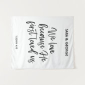 We houden van omdat Hij ons eerst liefhad Trouwsig Wandkleed (Voorkant (horizontaal))