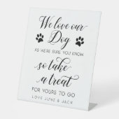 'We houden van onze hond dus neem een traktatie' W Reclamebord Met Voetstuk (Voorkant)