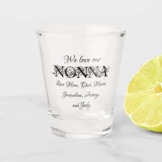 We houden van onze nonna - moderne Gepersonaliseer Shot Glas (Voorkant)