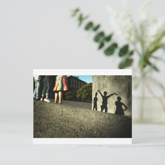 We juichen, we dansen, we doen gek briefkaart (Staand voorkant)