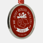 We Just Rolled With It Funny Covid Kerstmis Metalen Ornament (Rechts)