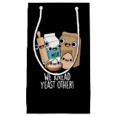 We Kneed Gist Andere Grappige Bakpuns Donker BG Klein Cadeauzakje (Voorkant)