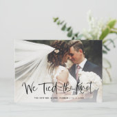 We Knoopte de Kous | Casual Script Photo Elopement Aankondiging (Staand voorkant)
