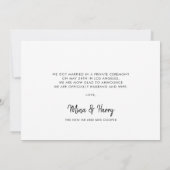 We kregen een modern script fotokaart bij onze bru aankondiging (Achterkant)