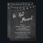 We kregen gehuwde Typografie Chalkboard String Lig Kaart<br><div class="desc">Deze verfijnde maar rustige trouwreceptiekaart kenmerkt een getextureerd achtergronds afbeelding van het krijt met een andere grafische het voorstellen koorden van witte twinkelende lichte koorden. Ik heb een elegante, draperende manuscriptdoopvont gebruikt om grafiek terug te geven die de woorden "wij trouwden"afschilderen. (Er is een versie met alle kleine letters, eveneens.)...</div>