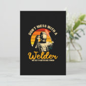 We krijgen geld voor een lassen die we gebruiken. aankondiging (Staand voorkant)