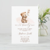 We kunnen de uitnodiging van het Baby shower bijna (Staand voorkant)