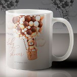 We kunnen wachten. Baby shower Koffie-Mok Koffiemok<br><div class="desc">We kunnen wachten. :) Dit kleine beer wacht op het grote baby, in een hete luchtballon gebouwd uit bruine en roomballonnen. Whimsical-waterverven en de moderne typografie vormen een aanvulling op het ontwerp. Pas dit schattige punt van het Baby shower van het Beer met uw baby shower details gemakkelijk en snel...</div>